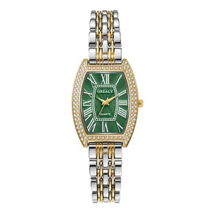 Détail montre quartz tonneau cadran vert, lunette strass élégante et bracelet bicolore.