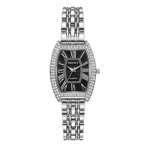 Vue détaillée de la montre quartz femme tonneau avec lunette diamant et cadran chiffres romains.