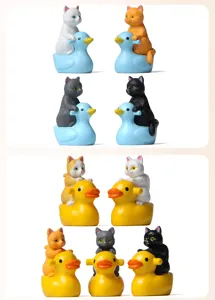 Detailansicht niedlicher Katzen auf Enten Miniatur Figuren für Schreibtisch und Garten.