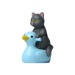 Süße graue Katze reitet blaue Ente Figur, Mini Landschaftsdeko Tisch Harz Ornament.