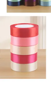 Rotoli di nastro in raso colorato per confezioni regalo e decorazione di bouquet.