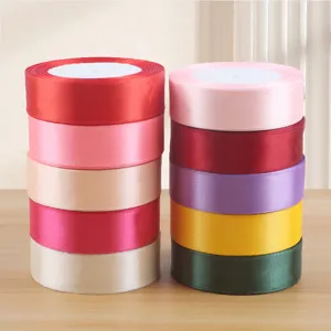 Rotoli di nastro in raso colorato per confezioni regalo e decorazioni floreali.