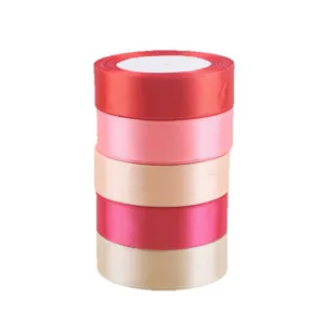 Nastri di raso colorati per confezioni regalo e decorazione di bouquet, lisci ed eleganti.