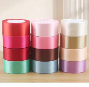 Bunte Satinband-Rollen für Blumenverpackung, Geschenke und Bastelprojekte im DIY-Stil.