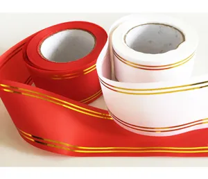 Detalle de cerca de rollos de cinta rojos y blancos con elegantes bordes dorados dobles.
