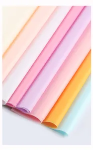 Papier de soie uni et délicat pour emballage de fleurs et superbes paquets cadeaux.