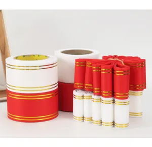 Rollo de cinta roja y blanca con rayas doradas para celebraciones y envoltura de flores.