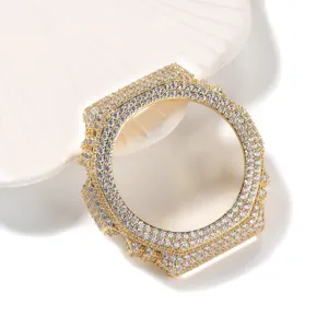 Iced out gouden metalen horlogekast accessoire, bling strass luxe robuuste horlogekast detail.