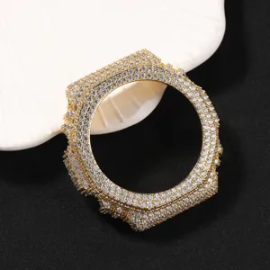 Close-up detail van luxe gouden met diamanten bezette metalen horlogekast accessoire.