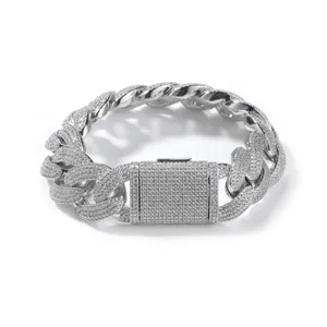 Vue détaillée d'un bracelet gourmette cubain lourd pour hommes scintillant avec des pierres.