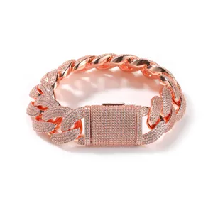 Détail de chaîne gourmette cubaine glacée en or rose, design de bijoux hip hop pavé strass.