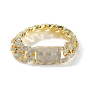 Vue détaillée du lourd bracelet à maillons cubains glacés, bijoux hip-hop plaqués or pour hommes.
