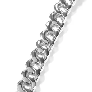 Gros plan détail de grosse chaîne gourmette argentée, accessoire de bijoux hip-hop pour homme stylé.