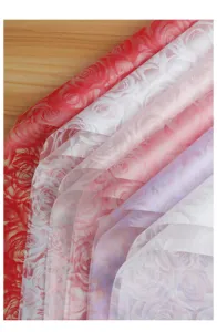 Rollo de papel de envolver impermeable traslucido con diseño de rosas para arreglos florales.