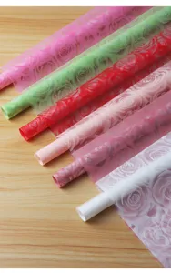 Vista detallada de rollos de papel de envolver floral impermeable mate con delicados motivos de rosas.