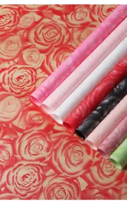 Detalle del rollo de papel para envolver flores impermeable para ramos de rosas finas.