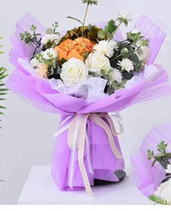 Nahaufnahme des wunderschönen Blumenstraußes in stilvollem lilaem wasserdichtem Papier.