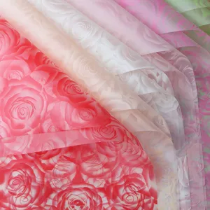 Papel de envolver floral mate impermeable con diseño de rosas para ramos de bricolaje.