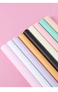 Rouleaux de papier d'emballage floral étanche aux couleurs macaron pour cadeaux et fleurs.