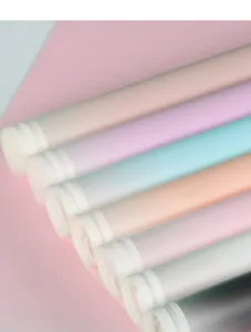 Detail van waterdichte bloemeninpakpapier rollen, gladde textuur met dubbele rand.