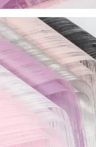 Nahaufnahme von wasserdichten Blumenverpackungspapier-Rollen mit feiner Seiden-Mandel-Streifentextur.