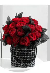 Scatola per fiori in tweed nero e bianco con rose rosse, elegante confezione regalo per eventi.