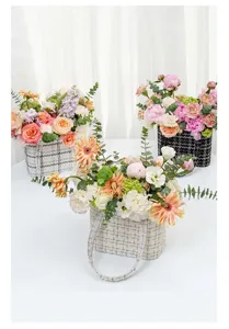 Cesto regalo per fiori in tweed per composizioni floreali, ideale per rose e bouquet.