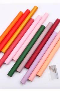Papier d'emballage floral étanche roulé multicolore, texture lisse pour bouquets.