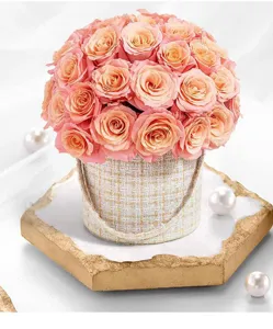 Scatola di fiori elegante in tweed con rose rosa, esposizione regalo confezione floreale.