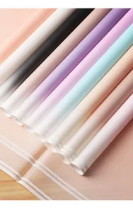 Détail en gros plan de rouleaux de papier d'emballage givré pour bouquet de fleurs.