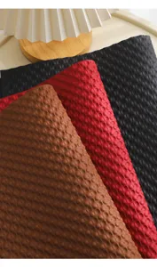 Gros plan sur le papier d'emballage floral gaufré 3D en marron, rouge et noir, imperméable.