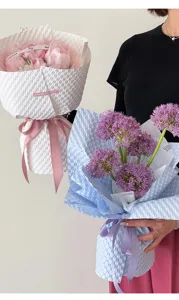 Vue détaillée de bouquet en papier d'emballage floral gaufré 3D, matière imperméable.