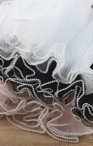 Vue détaillée de tissu mesh perlé multicouche pour emballage floral et loisirs créatifs.