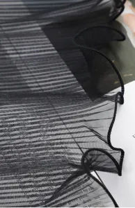 Tissu en tulles plissés noirs bord ondulé emballage floral pour cadeaux et déco
