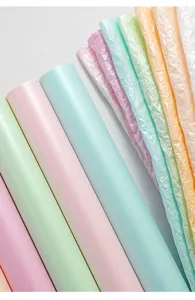 Kleurrijk parelmoer zijdepapier voor bloemboeketten en geschenkverpakking details.