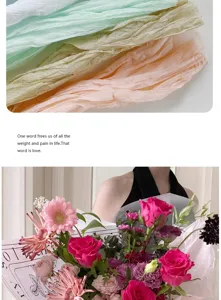 Vue détaillée de papier d'emballage de fleurs froissé pastel et magnifique bouquet.