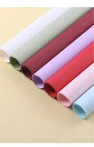 Papier d'emballage de fleurs unie et imperméable en rouleaux, parfait pour les bouquets.