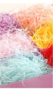Dettaglio carta tritata colorata in rafia per scatole regalo e decorazioni di nozze