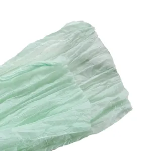 Papier d'emballage floral froissé vert clair, matériau étanche pour bouquets de fleurs.