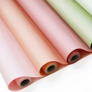 Beaux rouleaux de papier kraft étanche pour fleurs aux teintes pastel, parfaits pour vos bouquets.