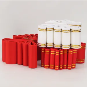Cintas de celebración rojas y blancas con bordes dorados para envolver flores.