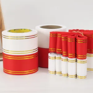 Rollos de cinta roja y blanca con bordes dorados para envolver regalos y ramos de flores.