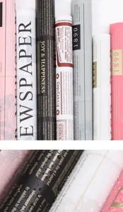 Nahaufnahme der Textur von wasserdichtem Blumenverpackungspapier mit englischer Zeitung.