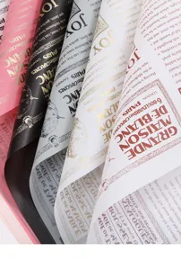 Nahaufnahme von koreanischem, wasserdichtem Blumenpackpapier mit eleganter englischer Typografie.