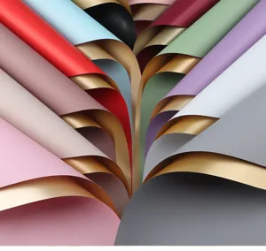 Detailopname van luxe waterdicht bloemeninpakpapier met metallic gouden randen.