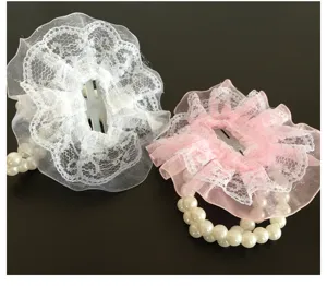 Elegante juego de ramillete de muñeca de encaje y perlas para damas de honor y bodas.