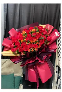 Detailansicht eines prächtigen Rosenstraußes mit rotem und orangefarbenem Design in Papier.