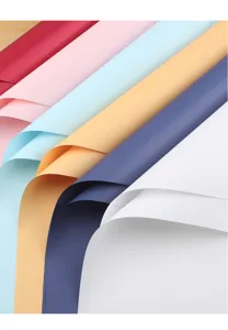 Einfarbiges Blumen-Packpapier Detail mit glatten Oya-Papierrollen für elegante Sträuße.