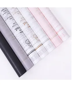Détail de papier d'emballage floral, rouleaux de papier de soie translucide avec texte.