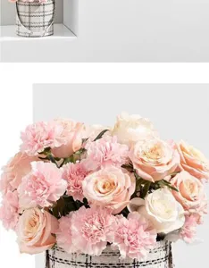 Scatola di fiori in tweed stile Chanel con bouquet di rose rosa, confezione regalo.